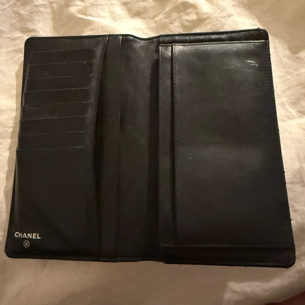 Chanel soft glossy patent leather wallet - Picture 6 of 12